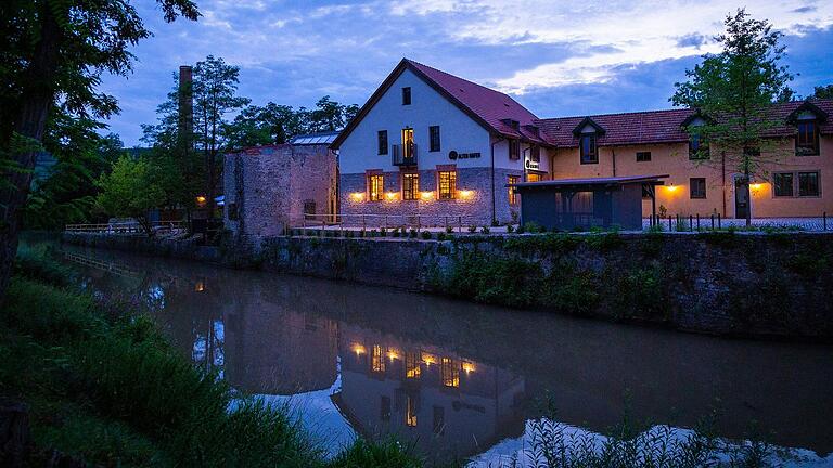 Der Alte Hafen von Marktsteft ist nach der Generalsanierung zum Schmuckstück geworden. Im Vordergrund das Restaurant mit 'Hafenterrasse'. Der Alte Hafen von Marktsteft ist nach der Generalsanierung zum Schmuckstück geworden. Im Vordergrund das Restaurant mit 'Hafenterrasse'.