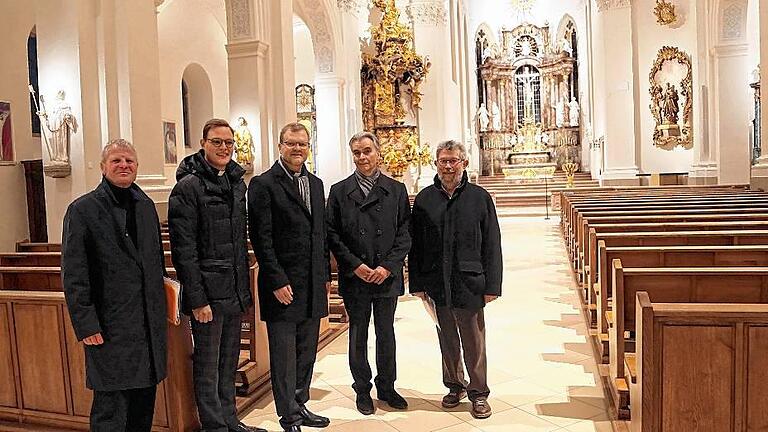 Freuen sich über die gelungene Innenrenovierung der Pfarrkirche St. Peter und Paul: (von links) Architekt Harald Rüger, Pfarrvikar Christian Stadtmüller, Domkapitular Jürgen Vorndran, Diözesanbaumeister Cesare Augusto Stefano und Kirchenpfleger Günter Urlaub. Freuen sich über die gelungene Innenrenovierung der Pfarrkirche St. Peter und Paul: (von links) Architekt Harald Rüger, Pfarrvikar Christian Stadtmüller, Domkapitular Jürgen Vorndran, Diözesanbaumeister Cesare Augusto Stefano und Kirchenpfleger Günter Urlaub.