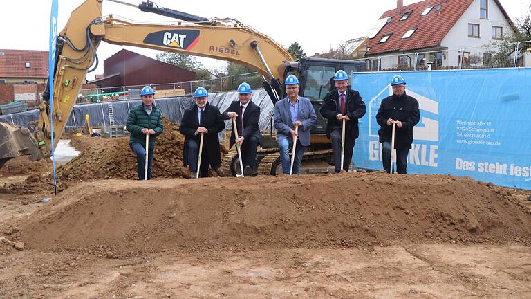 Spatenstich für ein innerörtliches Bauprojekt mit 30 Wohneinheiten im Altort von Kürnach Ende vergangenen Jahres. Jetzt prüft der Landkreis auf SPD-Antrag die Gründung eines Zweckverbandes Wohnungsbau. Spatenstich für ein innerörtliches Bauprojekt mit 30 Wohneinheiten im Altort von Kürnach Ende vergangenen Jahres. Jetzt prüft der Landkreis auf SPD-Antrag die Gründung eines Zweckverbandes Wohnungsbau. 