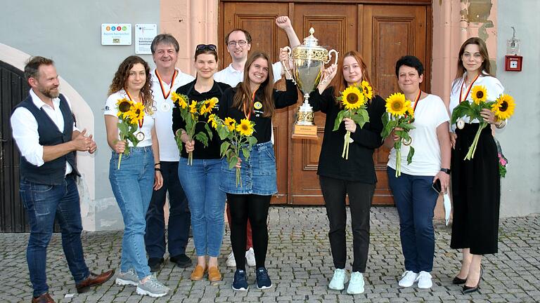 Stadtratsmitglied Frank Helmerich (von links) begrüßt den alten und neuen Deutschen Meister in Bad Königshofen: Olga Babiy, Jürgen Müller, Anastasia Savina, Maximilian Müller, Jana Schneider, Alexandra Obolentseva, Tatjana Melamed und Dina Belenkaya. Stadtratsmitglied Frank Helmerich (von links) begrüßt den alten und neuen Deutschen Meister in Bad Königshofen: Olga Babiy, Jürgen Müller, Anastasia Savina, Maximilian Müller, Jana Schneider, Alexandra Obolentseva, Tatjana Melamed und Dina Belenkaya.