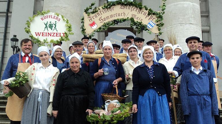 Die fränkische Winzergruppe aus Sommerach ist bereit für den Einzug der Wiesn-Wirte auf der Münchner Theresienwiese.