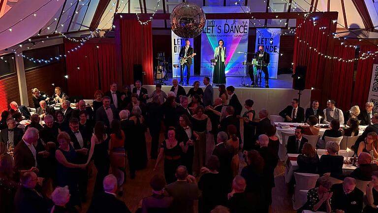 Die Tanz- und Partyband Let's Dance spielte beim Chrysanthemenball. Die Tanz- und Partyband Let's Dance spielte beim Chrysanthemenball.