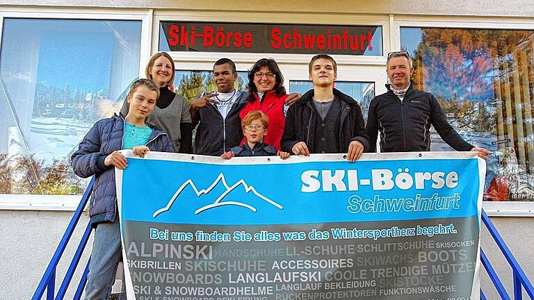 Gut ausgerüstet für den Winter - (kab) Der Winter kann kommen: Das Team der Ski-Börse Schweinfurt hat auch in diesem Jahr wieder mit seiner Ausrüstungsspende für ein vorgezogenes Weihnachtsgeschenk für die Kinder der Jugend- und Behindertenhilfe (JuBe) Oberlauringen gesorgt. Gespendet wurde neben Neuware wie Skibekleidung, Mützen, Handschuhe, Helme, Skibrillen, Schlittschuhe und Funktionssocken auch gebrauchte Skiausrüstung wie Skier, Snowboards, Skischuhe und weiteres Zubehör. Über die sportliche Hilfe im Warenwert von über 750 Euro freuten sich der JuBe-Gesamtleiter Gerhard Zimmermann und Gruppenleiter Andreas Greschnik. Mit der alljährlichen Unterstützung der Ski-Börse Schweinfurt könnten, so Greschnik, auch in diesem Winter wieder Skifreizeiten in der Rhön für die Kinder angeboten werden. Überreicht wurde die Spende von Sabine (Bildmitte) und Peter Glaser (rechts) von der Ski-Börse Schweinfurt an die Dipl.-Psychologin Katja Rätke (links) und ihre Helfer Leon, Alex, Christian und Dominik, die sichtlich begeistert waren. „Wir freuen uns sehr, auf diese Weise einen Beitrag zu leisten und die Einrichtung der JuBe Oberlauringen unterstützen zu können“, so das engagierte Ehepaar Glaser. Gut ausgerüstet für den Winter - (kab) Der Winter kann kommen: Das Team der Ski-Börse Schweinfurt hat auch in diesem Jahr wieder mit seiner Ausrüstungsspende für ein vorgezogenes Weihnachtsgeschenk für die Kinder der Jugend- und Behindertenhilfe (JuBe) Oberlauringen gesorgt. Gespendet wurde neben Neuware wie Skibekleidung, Mützen, Handschuhe, Helme, Skibrillen, Schlittschuhe und Funktionssocken auch gebrauchte Skiausrüstung wie Skier, Snowboards, Skischuhe und weiteres Zubehör. Über die sportliche Hilfe im Warenwert von über 750 Euro freuten sich der JuBe-Gesamtleiter Gerhard Zimmermann und Gruppenleiter Andreas Greschnik. Mit der alljährlichen Unterstützung der Ski-Börse Schweinfurt könnten, so Greschnik, auch in diesem Winter wieder Skifreizeiten in der Rhön für die Kinder angeboten werden. Überreicht wurde die Spende von Sabine (Bildmitte) und Peter Glaser (rechts) von der Ski-Börse Schweinfurt an die Dipl.-Psychologin Katja Rätke (links) und ihre Helfer Leon, Alex, Christian und Dominik, die sichtlich begeistert waren. „Wir freuen uns sehr, auf diese Weise einen Beitrag zu leisten und die Einrichtung der JuBe Oberlauringen unterstützen zu können“, so das engagierte Ehepaar Glaser.