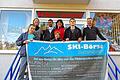 Gut ausgerüstet für den Winter       -  (kab)   Der Winter kann kommen: Das Team der Ski-Börse Schweinfurt hat auch in diesem Jahr wieder mit seiner Ausrüstungsspende für ein vorgezogenes Weihnachtsgeschenk für die Kinder der Jugend- und Behindertenhilfe (JuBe) Oberlauringen gesorgt. Gespendet wurde neben Neuware wie Skibekleidung, Mützen, Handschuhe, Helme, Skibrillen, Schlittschuhe und Funktionssocken auch gebrauchte Skiausrüstung wie Skier, Snowboards, Skischuhe und weiteres Zubehör. Über die sportliche Hilfe im Warenwert von über 750 Euro freuten sich der JuBe-Gesamtleiter Gerhard Zimmermann und Gruppenleiter Andreas Greschnik. Mit der alljährlichen Unterstützung der Ski-Börse Schweinfurt könnten, so Greschnik, auch in diesem Winter wieder Skifreizeiten in der Rhön für die Kinder angeboten werden. Überreicht wurde die Spende von Sabine (Bildmitte) und Peter Glaser (rechts) von der Ski-Börse Schweinfurt an die Dipl.-Psychologin Katja Rätke (links) und ihre Helfer Leon, Alex, Christian und Dominik, die sichtlich begeistert waren. &bdquo;Wir freuen uns sehr, auf diese Weise einen Beitrag zu leisten und die Einrichtung der JuBe Oberlauringen unterstützen zu können&ldquo;, so das engagierte Ehepaar Glaser.