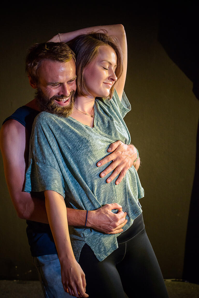 Szene aus dem Stück 'Zu dir oder zu mir?' im Theater Chambinzky mit den Darstellern Silva Schreiner und Miro Nieselt. Szene aus dem Stück 'Zu dir oder zu mir?' im Theater Chambinzky mit den Darstellern Silva Schreiner und Miro Nieselt.