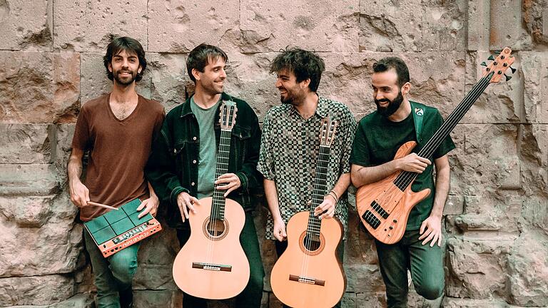 Die Pau Figueres-Flamenco Night wird mit zwei Gitarren, Bass und Percussion bestritten.