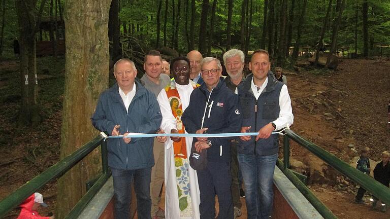 Landrat Thomas Bold (vorne, vonlinks), Pfarrer Blaise Okpanachi, Stellvertretender Landrat Gotthard Schlereth und Bürgermeister Mario Götz eröffnen den Wandersteg.       -  Landrat Thomas Bold (vorne, vonlinks), Pfarrer Blaise Okpanachi, Stellvertretender Landrat Gotthard Schlereth und Bürgermeister Mario Götz eröffnen den Wandersteg.
