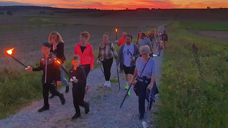 Mit dem Sonnenuntergang im Rücken machten sich die Wanderer auf den Weg nach Kaisten.