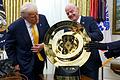 US-Präsident Trump       -  FIFA-Präsident Gianni Infantino (r) präsentierte US-Präsident Donald Trump die Trophäe der Club-WM.