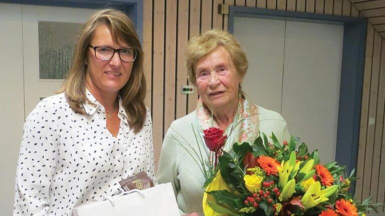 Sigrid Muselmann (rechts) hört nach sechs Jahrzehnten als Übungsleiterin auf. Sandra Handke,&nbsp;Sportreferentin des Landratsamtes, bedankt sich für das Engagement.