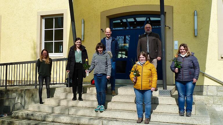 Strahlende Gesichter bei den Teilnehmerinnen Marie-Therese Köberl, Svenja Kaufmann und Theresa Dietz (vorne von links) und den Prüfenden Mareike Suchy, Eva Hartmann, Matthias Pfuhlmann und Peter Pratsch (hinten von links) des Zertifikatslehrgangs „Assistenz in der Kindertagesstätte“. Strahlende Gesichter bei den Teilnehmerinnen Marie-Therese Köberl, Svenja Kaufmann und Theresa Dietz (vorne von links) und den Prüfenden Mareike Suchy, Eva Hartmann, Matthias Pfuhlmann und Peter Pratsch (hinten von links) des Zertifikatslehrgangs „Assistenz in der Kindertagesstätte“.