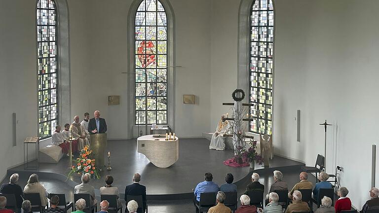Festliche Einweihung: Hans-Georg Vleugels (Orgelmanufaktur Vleugels) stellt die neue Orgel vor. Festliche Einweihung: Hans-Georg Vleugels (Orgelmanufaktur Vleugels) stellt die neue Orgel vor.