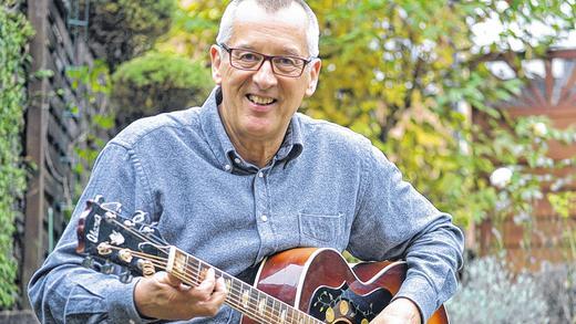 Spitzenklang: Wenn Dennis Dennehy auf der spanischen Ibanez loslegt, klingt das so als spiele er im Duett. Spitzenklang: Wenn Dennis Dennehy auf der spanischen Ibanez loslegt, klingt das so als spiele er im Duett.