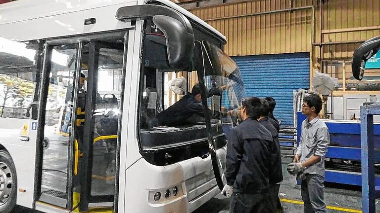 Reine Handarbeit: Bei &bdquo;Golden Dragon&ldquo; im chinesischen Xiamen wird die Windschutzscheiber für den Bad Neustädter Elektrobus nicht von einem Roboter sondern noch von hand eingesetzt.