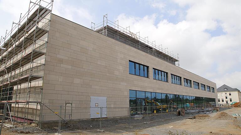 Die Fassade des neuen Fachhochschul-Gebäudes im Süd-Osten der Ledward-Kasernen nimmt Gestalt an.
