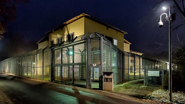 Die forensische Abteilung der Bezirksklinik Werneck (im Bild) platzt aus allen Nähten. Die Klinik hat nur 44 Planbetten, muss aktuell aber 88 psychisch kranke oder suchtkranke Straftäter therapieren. Die forensische Abteilung der Bezirksklinik Werneck (im Bild) platzt aus allen Nähten. Die Klinik hat nur 44 Planbetten, muss aktuell aber 88 psychisch kranke oder suchtkranke Straftäter therapieren. 
