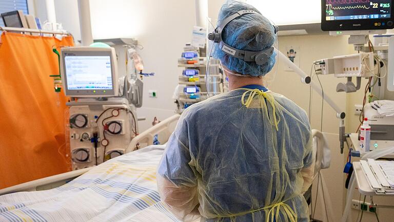 Im Zimmer einer Intensivstation wird ein Patient mit schwerem Covid-19-Krankheitsverlauf behandelt. Foto: Christophe Gateau/dpa (Symbolbild) Im Zimmer einer Intensivstation wird ein Patient mit schwerem Covid-19-Krankheitsverlauf behandelt. Foto: Christophe Gateau/dpa (Symbolbild)