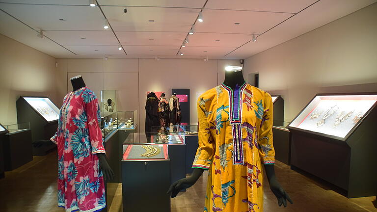 Kleidung und Schmuck ergänzen sich in der Ausstellung.