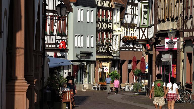 Fachwerkidylle nur noch Fassade für immer mehr Leerstand in der Lohrer Altstadt? Damit will sich die Werbegemeinschaft nicht abfinden und mit dem Projekt 'Markthalle 2.0' eine neue Idee für die Innenstadt verwirklichen. Fachwerkidylle nur noch Fassade für immer mehr Leerstand in der Lohrer Altstadt? Damit will sich die Werbegemeinschaft nicht abfinden und mit dem Projekt 'Markthalle 2.0' eine neue Idee für die Innenstadt verwirklichen.