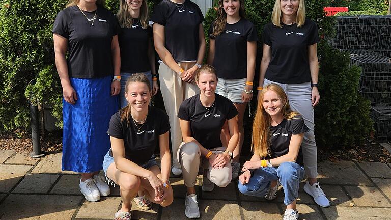 Unser Bild zeigt das Damen-Meisterteam mit Emma Ferkinghoff (hinten, von links), Celina Albert, Louisa Goll, Emilie Stolper sowie Manuela Albert und Dorothea Fick (vorne, von links), Gina Bohn sowie Franziska Schmitt. Es fehlen: Sophie Kimmel und ...       -  Unser Bild zeigt das Damen-Meisterteam mit Emma Ferkinghoff (hinten, von links), Celina Albert, Louisa Goll, Emilie Stolper sowie Manuela Albert und Dorothea Fick (vorne, von links), Gina Bohn sowie Franziska Schmitt. Es fehlen: Sophie Kimmel und Christina Wernke.