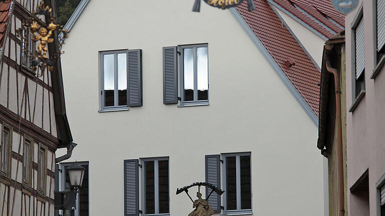 Eingebettet in das bauliche Ensemble im historischen Ortskern von Erlabrunn ist der neue Bürgerhof. Diese Ansicht zeigt, dass das Käppele (rechts oben) vom Ortszentrum aus auch weiterhin zu sehen sein wird.