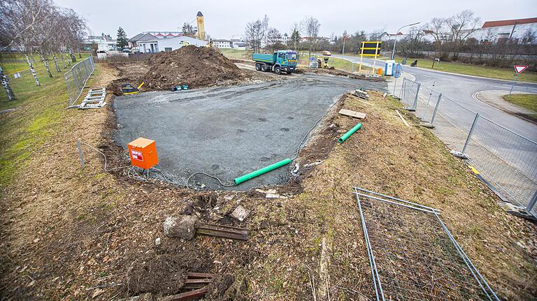 Auf dem Gelände der ehemaligen Minigolf-Anlage - neben dem Anwesen Diem - entsteht die neue Sporthalle Am Eichelsee in Haßfurt. Auf dem Gelände der ehemaligen Minigolf-Anlage - neben dem Anwesen Diem - entsteht die neue Sporthalle Am Eichelsee in Haßfurt.
