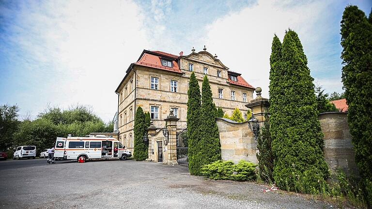 Folge des Personalnotstands in Schloss Gleusdorf: Mitte August 2021 verlegt das Bayerische Rote Kreuz alle 42 Bewohnerinnen und Bewohner in andere Pflegeeinrichtungen. Folge des Personalnotstands in Schloss Gleusdorf: Mitte August 2021 verlegt das Bayerische Rote Kreuz alle 42 Bewohnerinnen und Bewohner in andere Pflegeeinrichtungen.