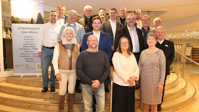 Die Streutalallianz wurde auserwählt: Die Vorfreude auf das Pilotprojekt 'Smarte ILE' war den Bürgermeistern der Lenkungsgruppe und den fördernden Allianzmitgliedern beim Jahresabschluss im 'Rhön Park Aktiv Resort' förmlich anzusehen. Die Streutalallianz wurde auserwählt: Die Vorfreude auf das Pilotprojekt 'Smarte ILE' war den Bürgermeistern der Lenkungsgruppe und den fördernden Allianzmitgliedern beim Jahresabschluss im 'Rhön Park Aktiv Resort' förmlich anzusehen.