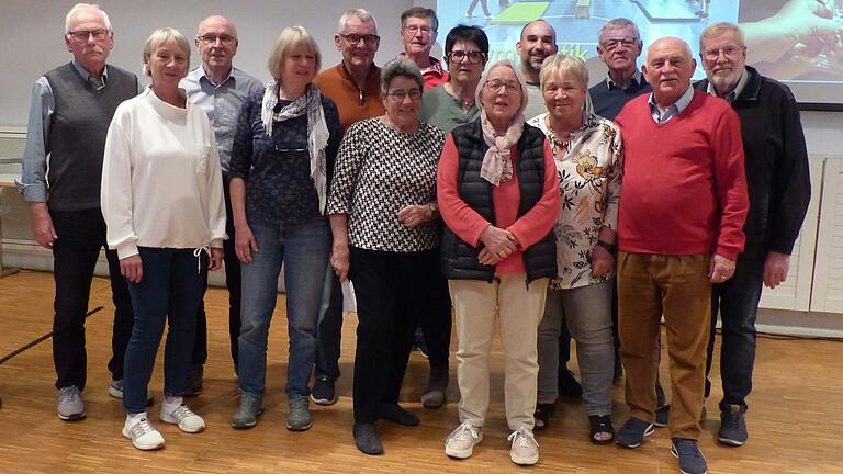 Auf dem Bild Rainer Bellmann, Ulrike Köhler, Martin Furkel, Carola Diehm, Andreas Schröder, Anita Ormanns, H.J. Freitag, Ursula Schröder, Barbara Endres. Eckhard Beck, Elfriede Höglmeier, Willi Berk, Manfred Moras, und Heinz-Otto Teiwes.
