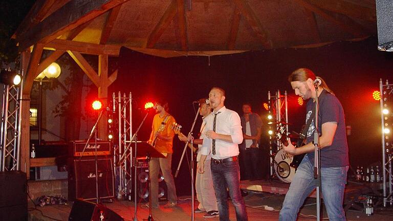 10 Jahre Geo-Live-Night: Höhepunkt war der Auftritt der Band „A Felony“, die vor zehn Jahren schon beim Gerolzhöfer Kneipenfest dabei war. Damals war Sänger Thorsten Wozniak allerdings noch nicht Bürgermeister. 10 Jahre Geo-Live-Night: Höhepunkt war der Auftritt der Band „A Felony“, die vor zehn Jahren schon beim Gerolzhöfer Kneipenfest dabei war. Damals war Sänger Thorsten Wozniak allerdings noch nicht Bürgermeister.