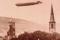 Das Starrluftschiff LZ 127 &quot;Graf Zeppelin&quot; war der Stolz der deutschen Nation, die den Bau mit 2,3 Millionen Reichsmark Spenden ermöglicht hat. Bei seinem Erscheinen, wie hier am 4. August 1930 über Lohr, war die Begeisterung der Bevölkerung überschwänglich. Das Foto-Atelier Schäfer hat auf diesem Bild den majestätischen Flug des Zeppelins zwischen den Türmen der St. Michaelskirche und dem Bayersturm festgehalten.
