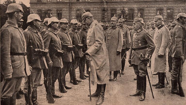 Großherzog Friedrich II. von Baden bei der Besichtigung eines badischen Regiments in Frankreich.