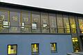 Liebevoll gestaltete Bastelarbeiten der Kinder füllen die Adventsfenster an der Julius-Kardinal-Döpfner-Schule in Gerolzhofen.