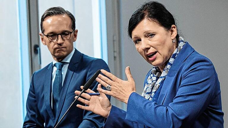 Konferenz zu Hate Speech und Meinungsfreiheit - Bundesjustizminister Heiko Maas (links, SPD) und EU-Kommissarin Vera Jourova äußerten sich am Montag in Berlin zu den Möglichkeiten der Bekämpfung von Hasskriminalität im Internet. Konferenz zu Hate Speech und Meinungsfreiheit - Bundesjustizminister Heiko Maas (links, SPD) und EU-Kommissarin Vera Jourova äußerten sich am Montag in Berlin zu den Möglichkeiten der Bekämpfung von Hasskriminalität im Internet.