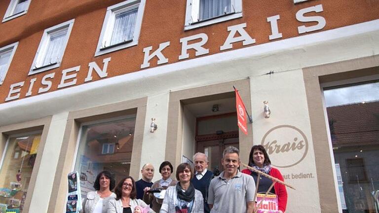 Das Team von Eisen Krais freut sich auf viele Kunden zum Jubiläum am 14. Oktober im Rahmen des Herbstmarktes. Oliver Schikora       -  Das Team von Eisen Krais freut sich auf viele Kunden zum Jubiläum am 14. Oktober im Rahmen des Herbstmarktes. Oliver Schikora