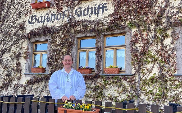 Hat in der Wirtschaft kaum etwas zu tun und gibt stattdessen Essen über die Straße aus: Ursula Roder, Chefin des Hotel-Gasthofs 'Schiff' in Winterhausen (Lkr. Würzburg). Hat in der Wirtschaft kaum etwas zu tun und gibt stattdessen Essen über die Straße aus: Ursula Roder, Chefin des Hotel-Gasthofs 'Schiff' in Winterhausen (Lkr. Würzburg).