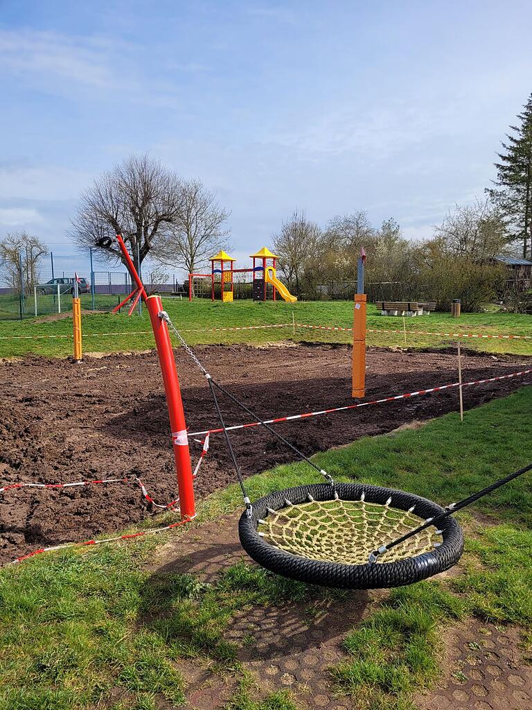 Der Spielplatz in Kleinbardorf erhielt neue Spielgeräte, der Beachvolleyballplatz wurde beseitigt. Der Spielplatz in Kleinbardorf erhielt neue Spielgeräte, der Beachvolleyballplatz wurde beseitigt.