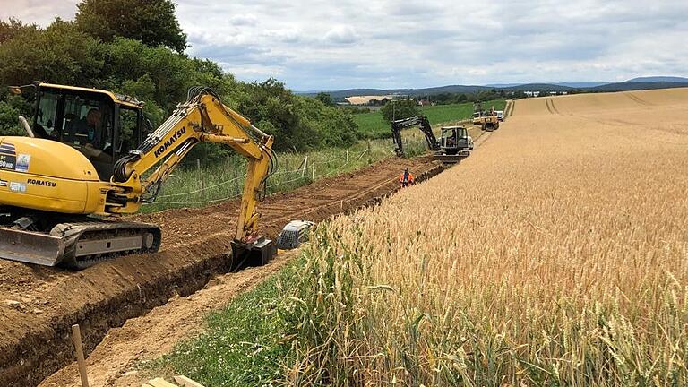 Seit August 2019 fließt Mittelstreuer Wasser im Mellrichstädter Stadtteil Mühlfeld (im Bild die Verlegung der Leitungen für den Anschluss an die Mellrichstädter Gruppe). Daher soll das örtliche Wasserschutzgebiet aufgehoben werden.