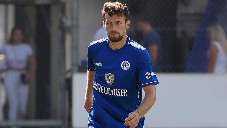 Lukas Illig (Archivbild von Juli 2022) vom Würzburger FV trifft in der Bayernliga-Relegation auf seinen Ex-Klub TSV Großbardorf, dessen Kapitän er war.