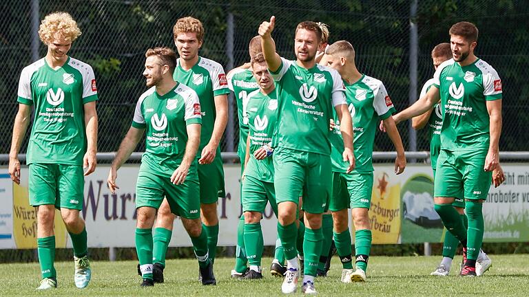 Thüngersheims Kapitän Louis Steinmetz (Mitte) zeigt mit dem Daumen nach oben: Der FV Thüngersheim hat zum Kreisliga-Start mit 4:2 gegen den SV Veitshöchheim gewonnen.