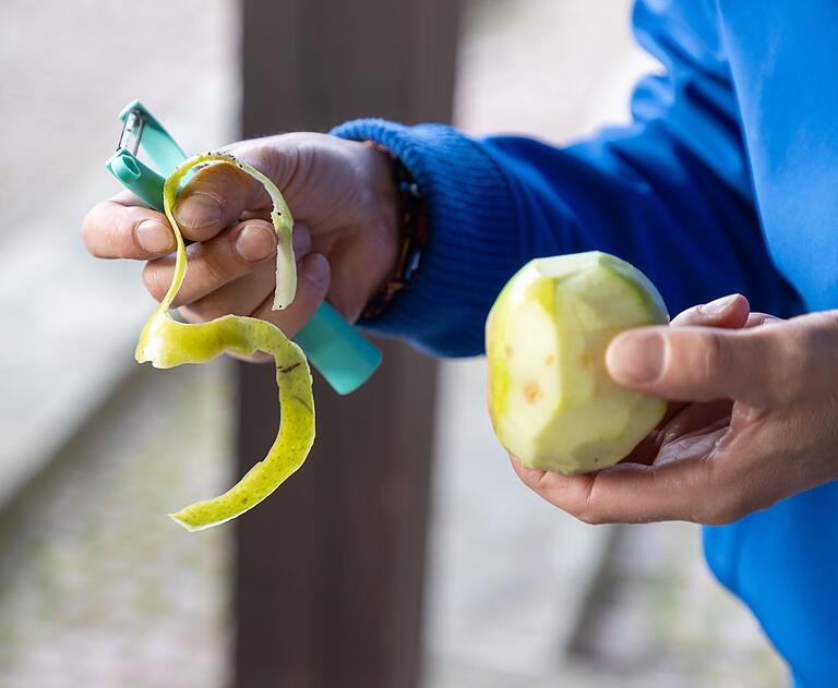 Hier fehlt wohl noch etwas Übung, denn der Rekord beim Schälwettbewerb liegt bei einem Schalenstück von 3,46 Metern. Hier fehlt wohl noch etwas Übung, denn der Rekord beim Schälwettbewerb liegt bei einem Schalenstück von 3,46 Metern.
