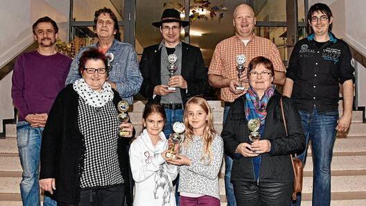 Großen Zuspruch fand der 11. Thereser Schachpokal in Obertheres. Unser Bild zeigt (vorne von links) Christa Heilmann (beste Dame), Samantha Pfeffer und Lea Ullrich (jüngste Teilnehmer), Hiltrud Weiß (älteste Teilnehmerin) sowie (hinten von links) den Initiator Thomas Reis, die drei Erstplatzierten Stephan Henke, Otmar Schmelzer und Detlef Stingl, sowie den neuen Leiter Stefan Heilmann.