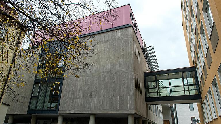 Das Kassengebäude wird bekanntlich nicht abgerissen und neu gebaut, sondern soll außen saniert werden und im Inneren eine bessere Aufteilung der Büroflächen bekommen. Das Kassengebäude wird bekanntlich nicht abgerissen und neu gebaut, sondern soll außen saniert werden und im Inneren eine bessere Aufteilung der Büroflächen bekommen.