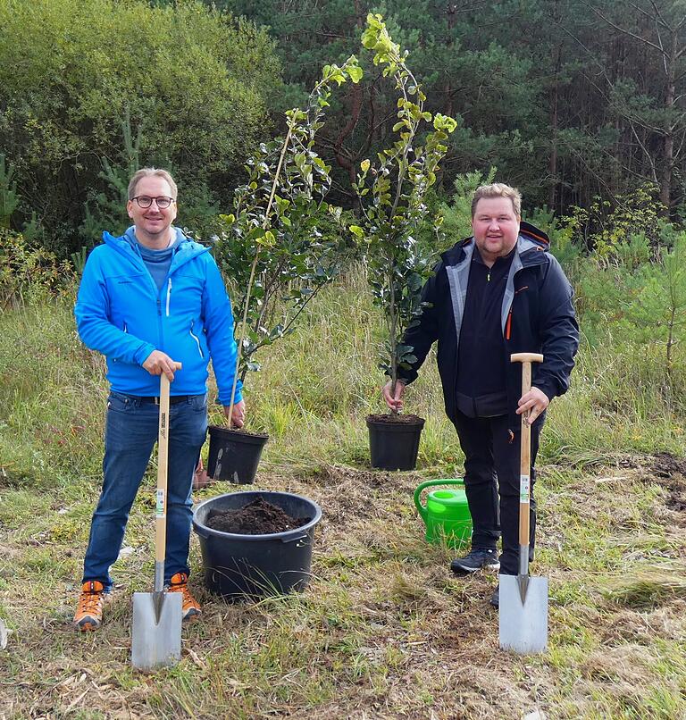 Die Bürgermeister Wolfram Thein (links) und Christopher Other pflanzten beim 'Einheitsbuddeln' jeweils eine Rotbuche im ehemaligen Grenzstreifen.