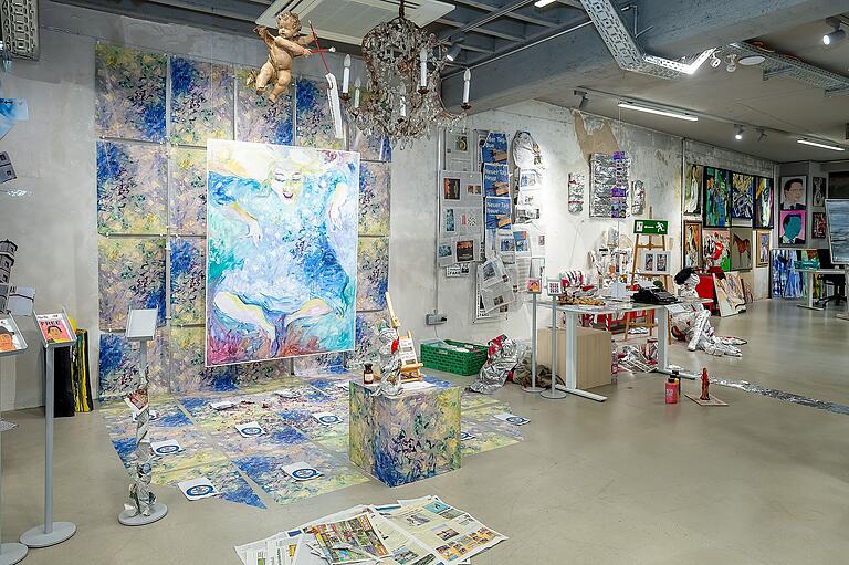 Zahlreiche moderne Kunstwerke von regionalen Künstlerinnen und Künstlern sind derzeit in der Kulturfabrik Schweinfurt ausgestellt. Das Gemälde (links) zeigt die im Wasser schwimmende Kunstfigur Ophelia aus einem berühmten Theaterstück von William Shakespeare. Zahlreiche moderne Kunstwerke von regionalen Künstlerinnen und Künstlern sind derzeit in der Kulturfabrik Schweinfurt ausgestellt. Das Gemälde (links) zeigt die im Wasser schwimmende Kunstfigur Ophelia aus einem berühmten Theaterstück von William Shakespeare.