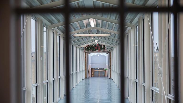 Weihnachten hinter Gittern. Ein Einblick in die JVA am Friedrich-Bergius-Ring in Würzburg. Vereinzelt hängt Weihnachtsschmuck an der Decke als Versuch, etwas weihnachtliche Stimmung im Gefängnis zu verbreiten.