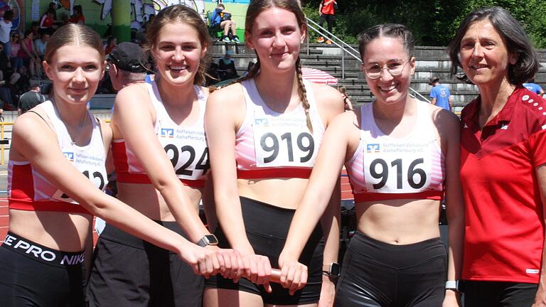 Die U18-Staffel des TSV Münnerstadt gewann die 4 x 100 Meter. Von links: Anne Federlein, Emilia Zeitz, Lina Rössler, Lina Johannes, und Trainerin Iris Heid.       -  Die U18-Staffel des TSV Münnerstadt gewann die 4 x 100 Meter. Von links: Anne Federlein, Emilia Zeitz, Lina Rössler, Lina Johannes, und Trainerin Iris Heid.