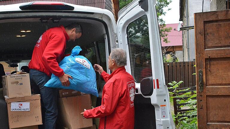 László Kecskés von der Ungarischen Caritas und Klaus Höhn beim Entladen eines&nbsp;Kleinbusses mit Hilfslieferungen aus Rhön-Grabfeld: Die verschiedenen Sachen werden dringend benötigt.