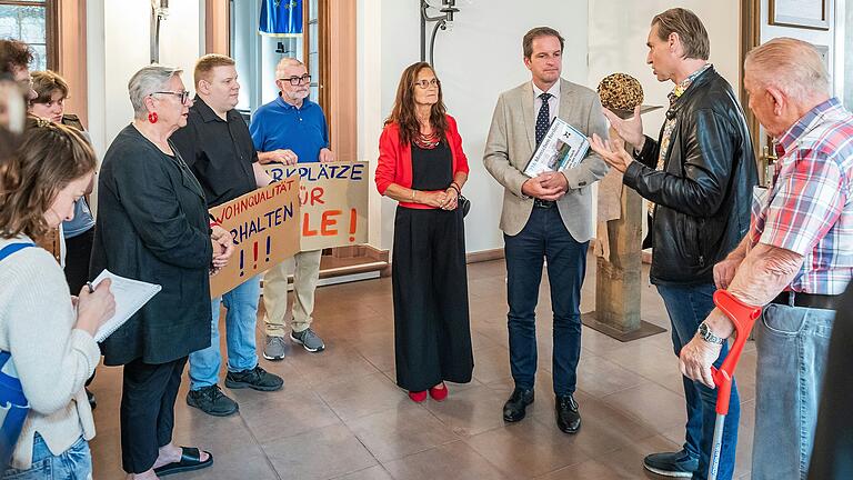 Bürgerinnen und Bürger vom Heuchelhof übergaben Unterschriften an Baureferenten Benjamin Schneider. Bürgerinnen und Bürger vom Heuchelhof übergaben Unterschriften an Baureferenten Benjamin Schneider.