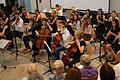 Musikalischer Sommernachtstraum: Frenetisch bejubelt wurden die Darbietungen beim Orchesterkonzert in der Aula des Karlstadter Gymnasiums. Im Bild das 24-köpfige Ensemble des &bdquo;Großen Orchesters&ldquo; mit seiner Dirigentin und Musiklehrerin Alexandra Schüpfer.